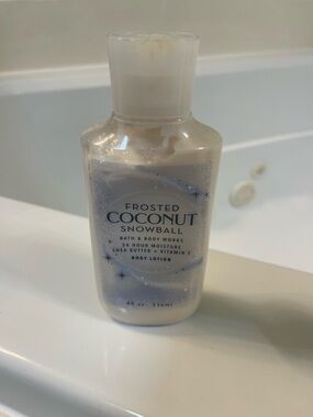 Bath & Body Works Frosted Coconut Snowball Body Lotion - White
